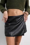 Short Falda Cuerina Negro