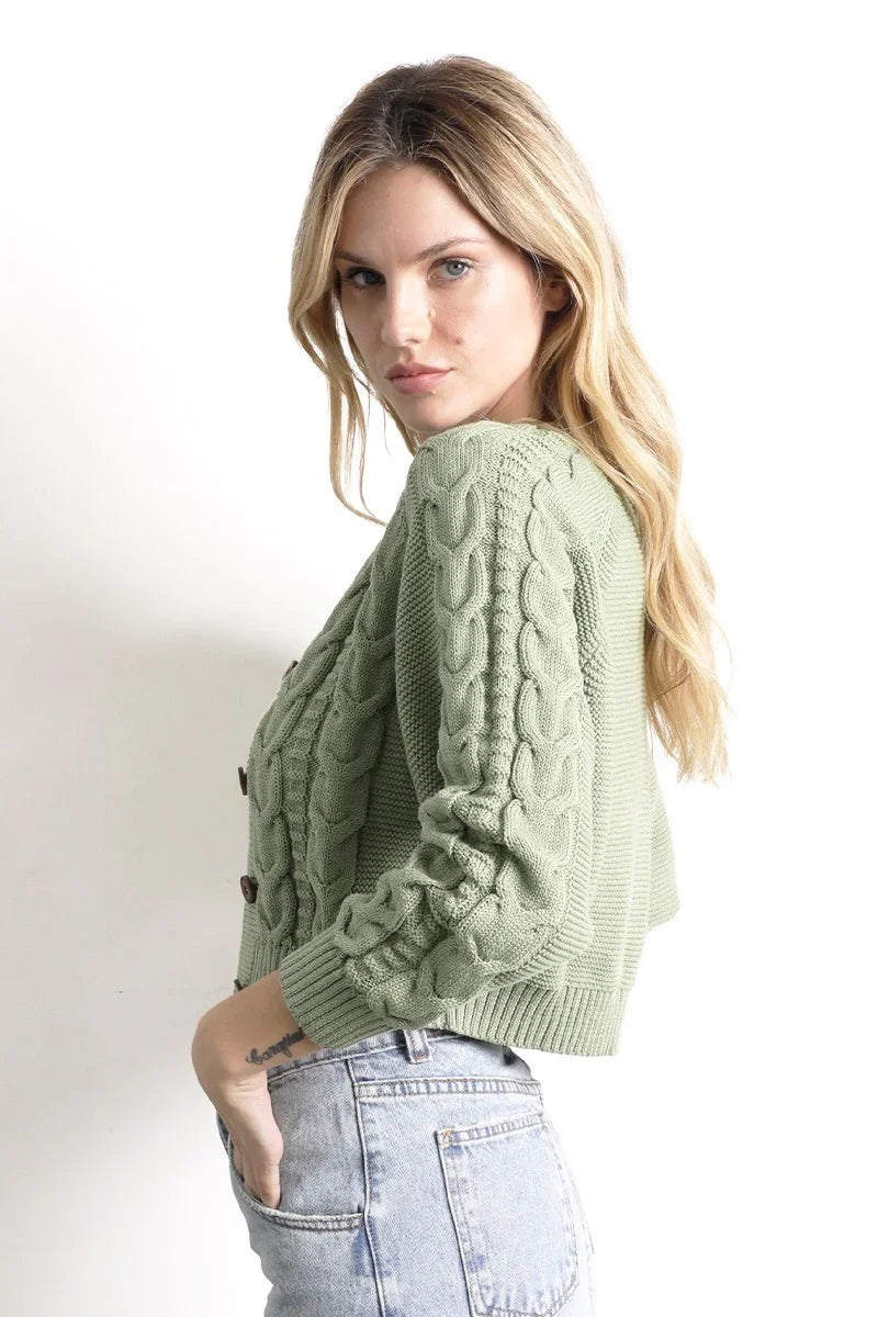 Mujer con suéter tejido verde de punto grueso y jeans claros, ropa de moda para mujer
