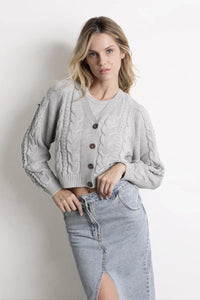 Mujer con cardigan gris de punto y falda de mezclilla abertura, moda casual femenina