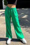 Pantalón verde de mujer, tipo casual, cintura elástica, con top negro y zapatillas blancas