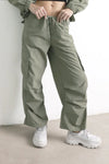 Pantalón cargo verde mujer estilo casual, con bolsillos laterales y ajuste en la cintura.